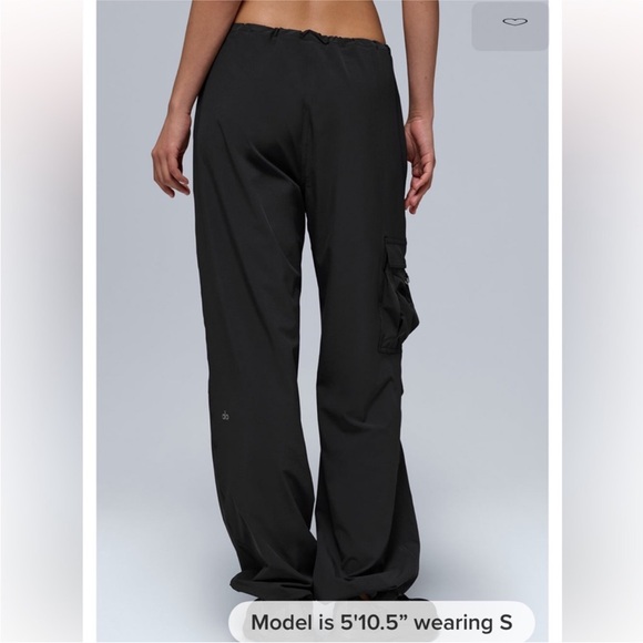 NWOT Alo Yoga Megastar Cargo Pants Black Small - Picture 11 of 16
